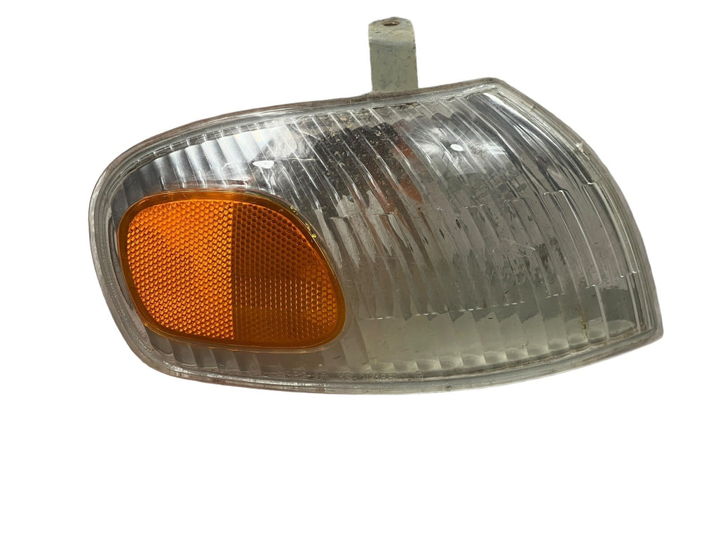Passenger Corner/Park Light turn Signal Fits 98-02 PRIZM